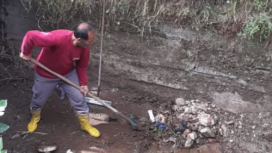 Siirt'in Baykan İlçesinde İşçiler Paçayı Sıvayıp Dereye Girdi
