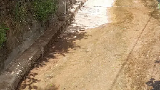Siirt'in Baykan İlçesinde İşçiler Paçayı Sıvayıp Dereye Girdi