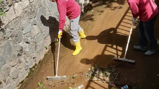 Siirt'in Baykan İlçesinde İşçiler Paçayı Sıvayıp Dereye Girdi