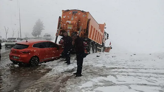 Siirt'te Otomobil Kar Küreme Aracına Çarptı
