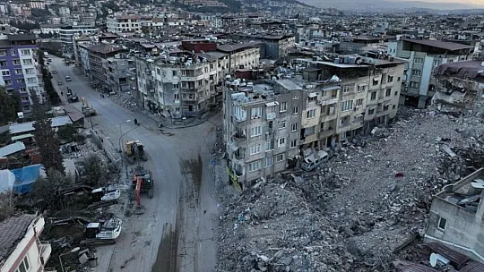 3 gün enkazda kalan aile yaşadıklarını anlattı