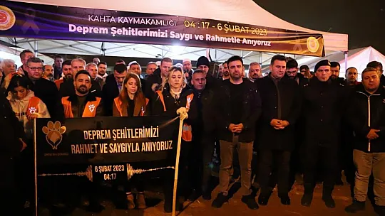 38 kişinin öldüğü binanın enkaz yerinde anma töreni