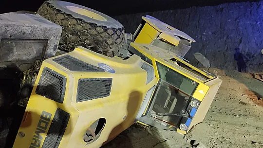 Siirt'te 12 Tonluk Yol Silindir Aracı Devrildi: 1 Yaralı