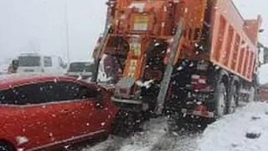 Siirt'te Otomobil Kar Küreme Aracına Çarptı
