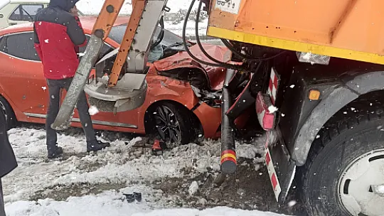 Siirt'te Otomobil Kar Küreme Aracına Çarptı