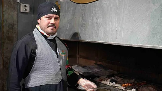 60 yıllık usta 10 torunuyla binlerce kişiyi ağırlıyor
