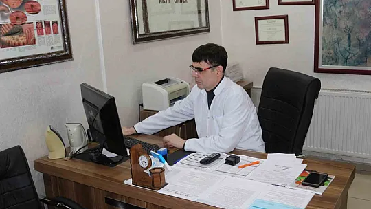 78 yaşındaki hastanın safra kesesinden yüzlerce taş çıktı