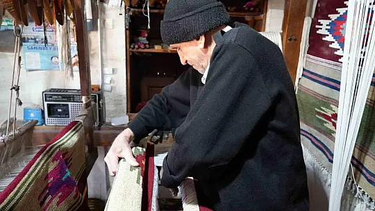 81 yaşındaki kilimci, 3 metrekarelik dükkanında teknolojiye direniyor