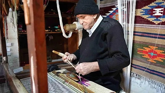 81 yaşındaki kilimci, 3 metrekarelik dükkanında teknolojiye direniyor