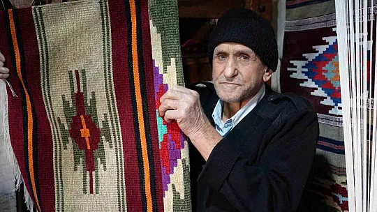 81 yaşındaki kilimci, 3 metrekarelik dükkanında teknolojiye direniyor