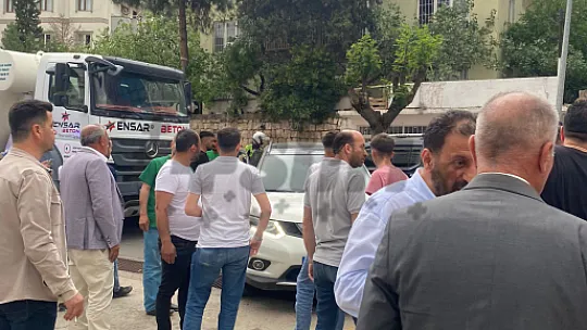 Siirt'te AVM Önünde Büyük Kavga: Satır ve Bıçaklarla Saldırdılar 2 Kişi Yaralandı