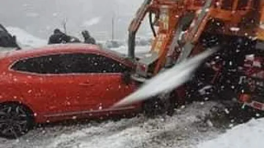 Siirt'te Otomobil Kar Küreme Aracına Çarptı