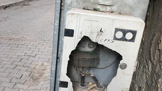 Siirt'te Tahrip Edilen Elektrik Panosu Tehlike Saçıyor