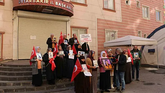9 yıl önce 12 yaşındayken kaçırılan kızını isteyen anne oturma eylemine dahil oldu