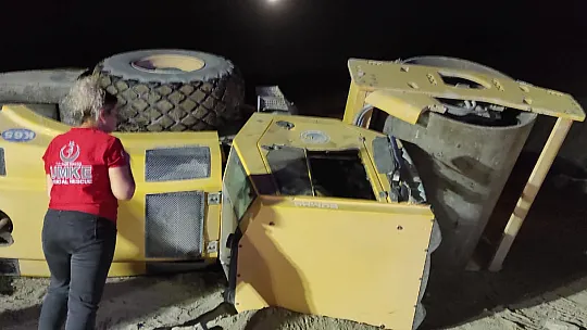 Siirt'te 12 Tonluk Yol Silindir Aracı Devrildi: 1 Yaralı