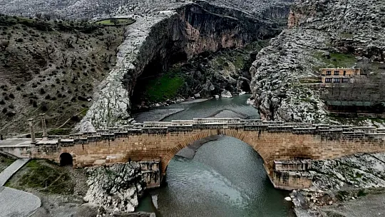 Adıyaman'daki tarihi köprü depremlere meydan okuyor