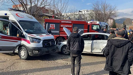 Ambulans ile otomobil çarpıştı: 2 yaralı