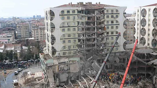 Asrın felaketinde sarsıntıyla uyandılar evsiz kalacaklarını hiç düşünmediler