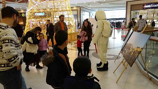 Astronot olamadı, çektiği astronot konseptli fotoğrafları sergiledi