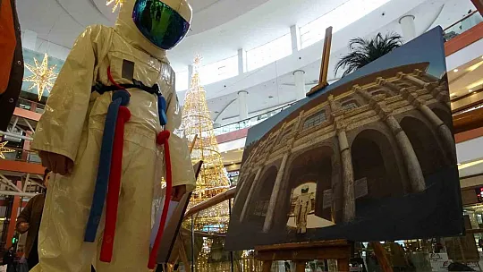 Astronot olamadı, çektiği astronot konseptli fotoğrafları sergiledi