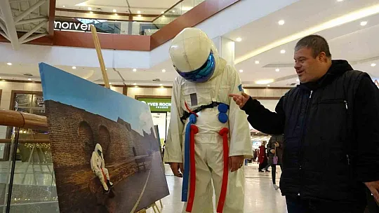 Astronot olamadı, çektiği astronot konseptli fotoğrafları sergiledi