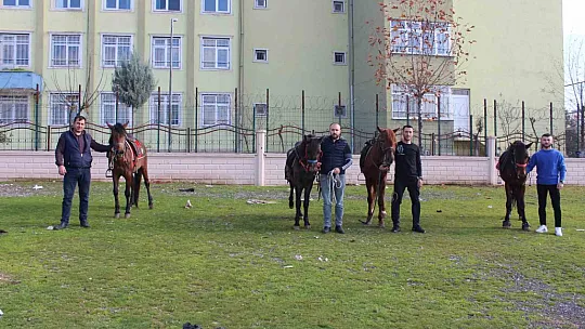 Atalarından devraldıkları rahvan atlarına gözleri gibi bakarak yarışlara hazırlıyorlar