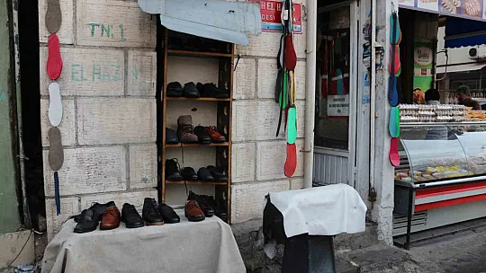 Ayakkabı tamir ustası 3 metrekarede kazandığıyla dört çocuk okuttu