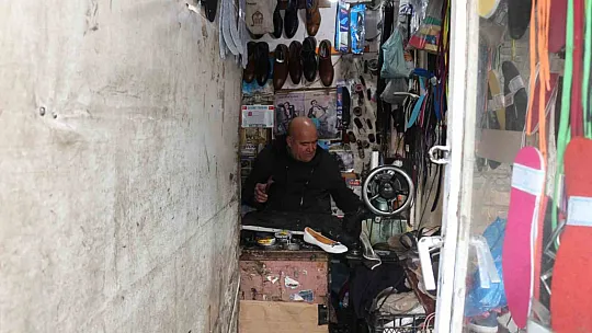 Ayakkabı tamir ustası 3 metrekarede kazandığıyla dört çocuk okuttu