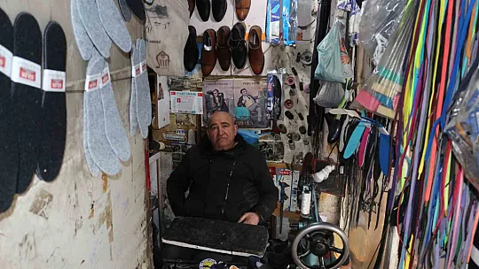 Ayakkabı tamir ustası 3 metrekarede kazandığıyla dört çocuk okuttu