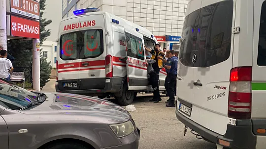 Siirt'te AVM Önünde Büyük Kavga: Satır ve Bıçaklarla Saldırdılar 2 Kişi Yaralandı