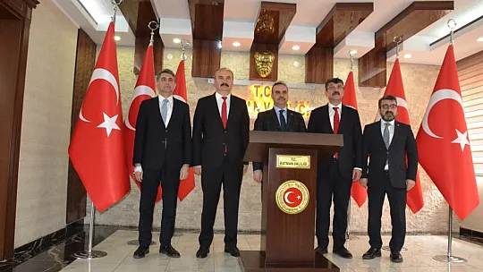 Bakan Kacır kendi kullandığı Togg ile valiliği ziyaret etti