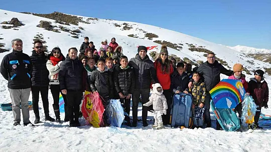 Batman'da 2 metrelik kar üzerindeki şenliklerde renkli görüntüler oluştu
