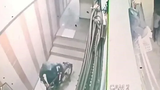 Batman'da bisiklet hırsızları apartmanın güvenlik kamerasına yakalandı