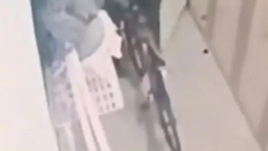 Batman'da bisiklet hırsızları apartmanın güvenlik kamerasına yakalandı