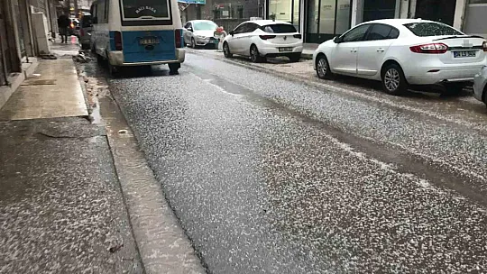 Batman'da dolu yağışı yolları beyaza bürüdü