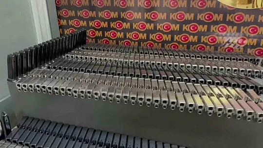 Batman'da duvar içindeki özel bölmede binlerce silah malzemesi ele geçirildi
