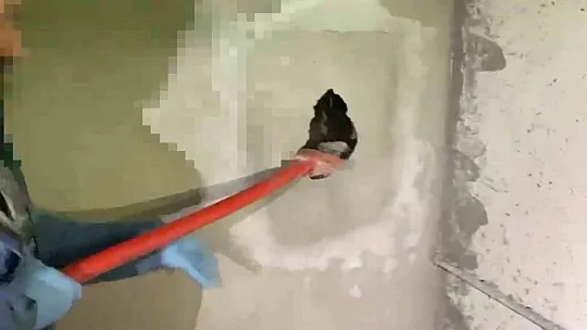 Batman'da duvar içindeki özel bölmede binlerce silah malzemesi ele geçirildi