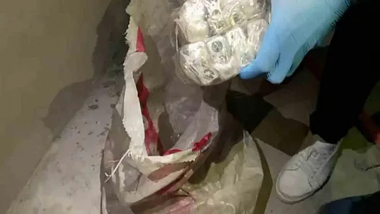 Batman'da duvar içindeki özel bölmede binlerce silah malzemesi ele geçirildi