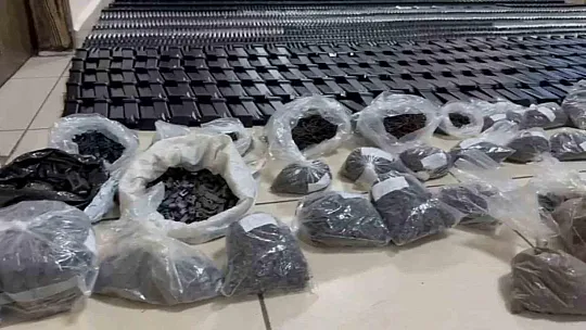 Batman'da duvar içindeki özel bölmede binlerce silah malzemesi ele geçirildi