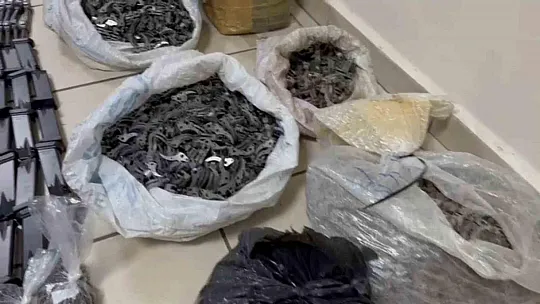 Batman'da duvar içindeki özel bölmede binlerce silah malzemesi ele geçirildi