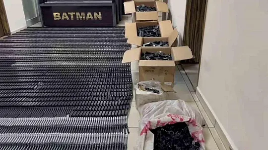 Batman'da duvar içindeki özel bölmede binlerce silah malzemesi ele geçirildi