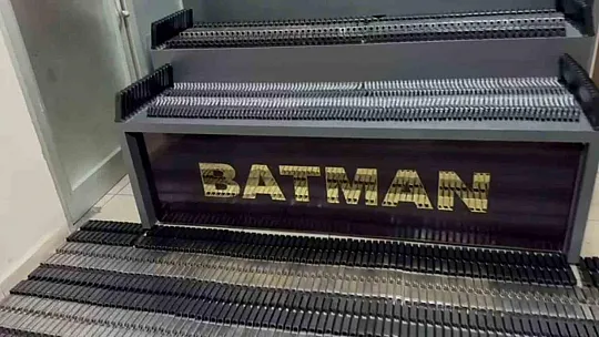 Batman'da duvar içindeki özel bölmede binlerce silah malzemesi ele geçirildi