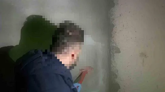 Batman'da duvar içindeki özel bölmede binlerce silah malzemesi ele geçirildi