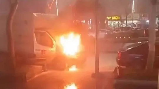Batman'da park halindeki kamyonet alev alev yandı