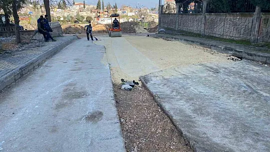 Belediye kaldırım ve yol çalışmalarını sürdürüyor