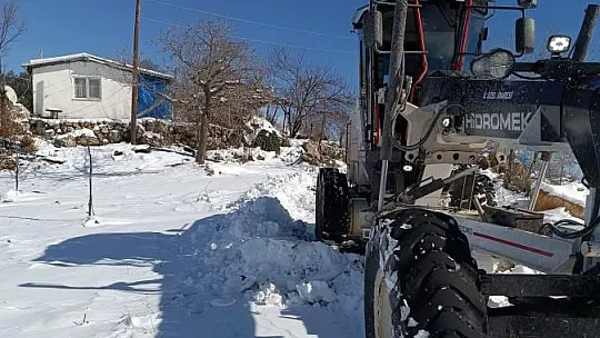Besni'de kapanan köy yolları açıldı