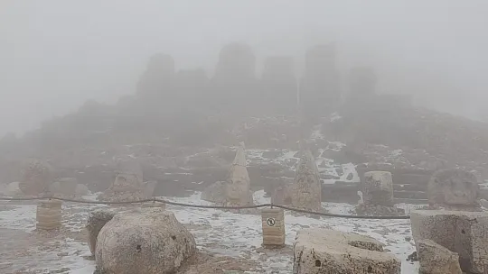 Beyaza bürünen Nemrut Dağı sisin etkisine girdi