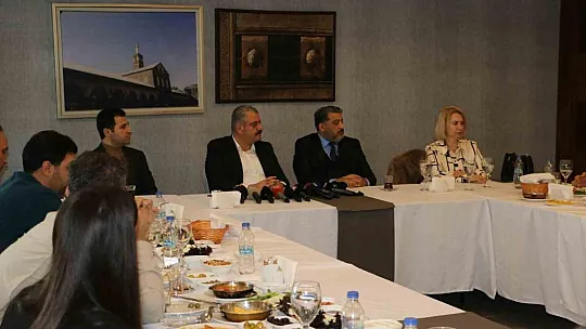 Bilden'den, hizmet yerine kaosu tercih eden partilere gönderme