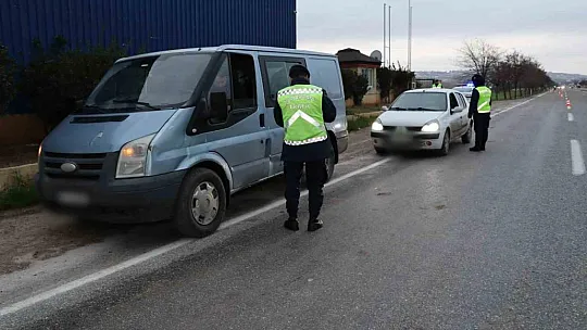 Çakar lamba yasağına uymayan 195 sürücüye ceza