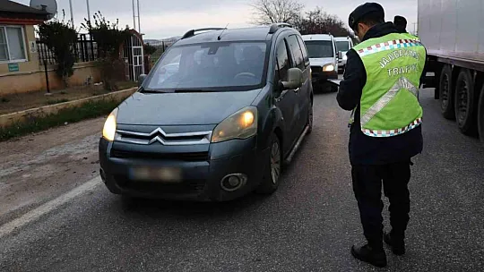 Çakar lamba yasağına uymayan 195 sürücüye ceza